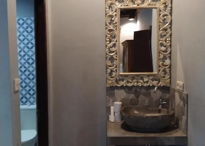 Dewa Bungalows, A Balinese House And Art Gallery Гостевой дом 3*