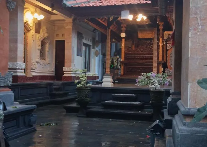Dewa Bungalows, A Balinese House And Art Gallery